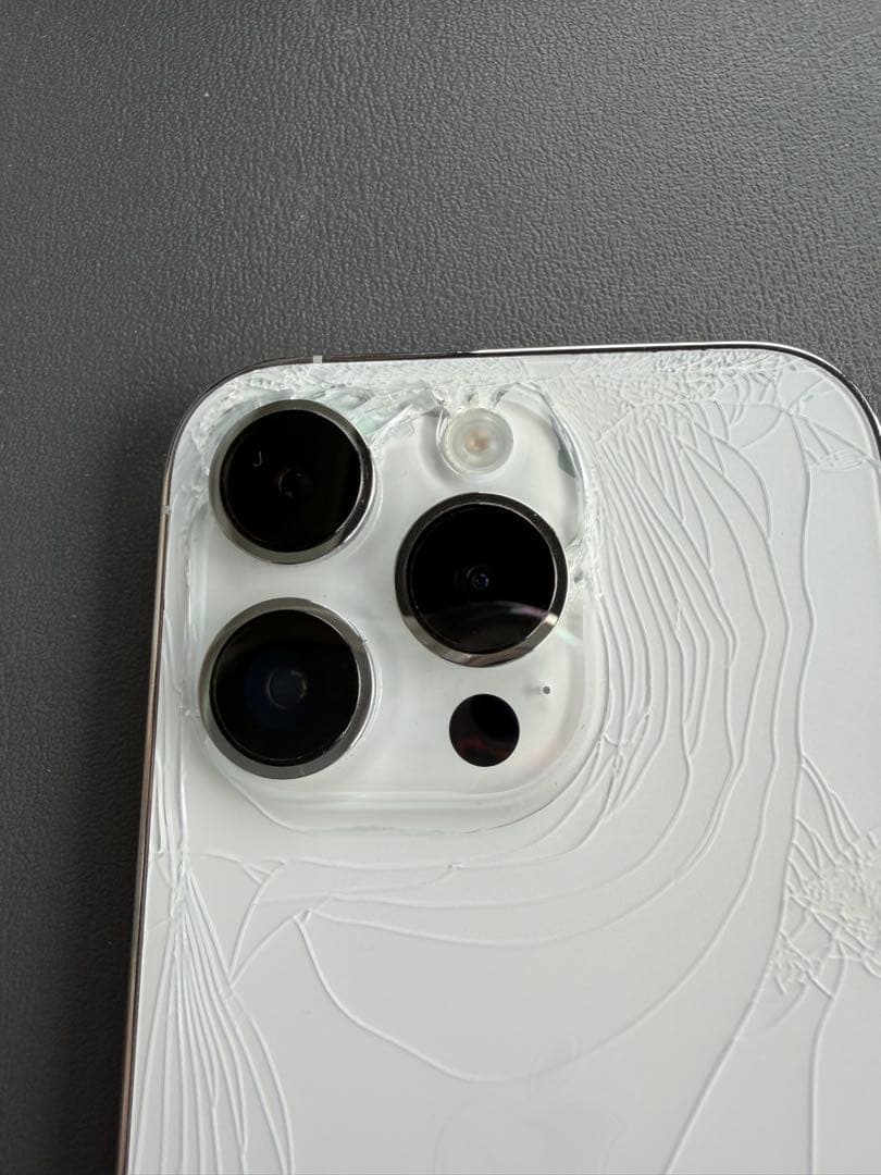 iPhone14Pro ホワイト 背面割れあり