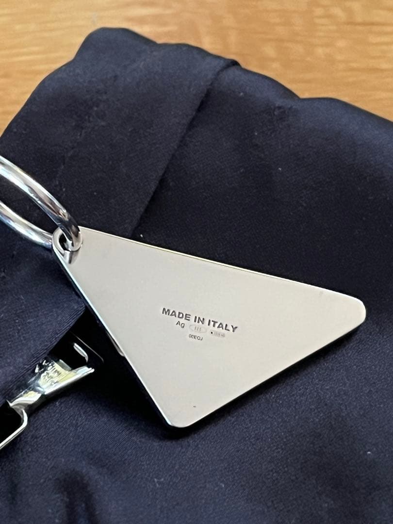 PRADA トライアングル ロゴ プレート ピアス 左耳用