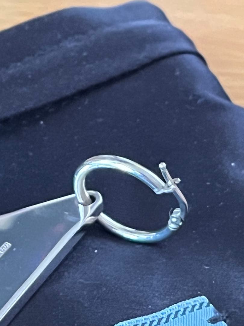 PRADA トライアングル ロゴ プレート ピアス 左耳用