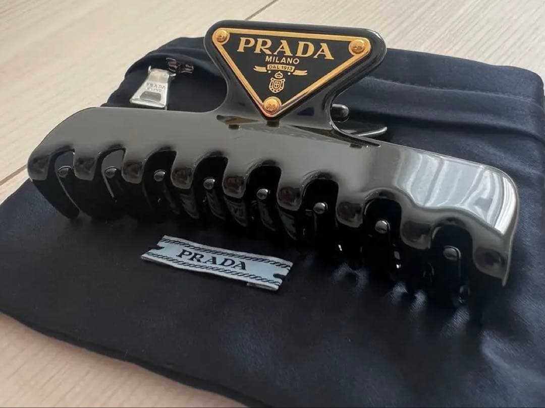 【試着のみ】 PRADA メタルクロウクリップ　トライアングル　バレッタ