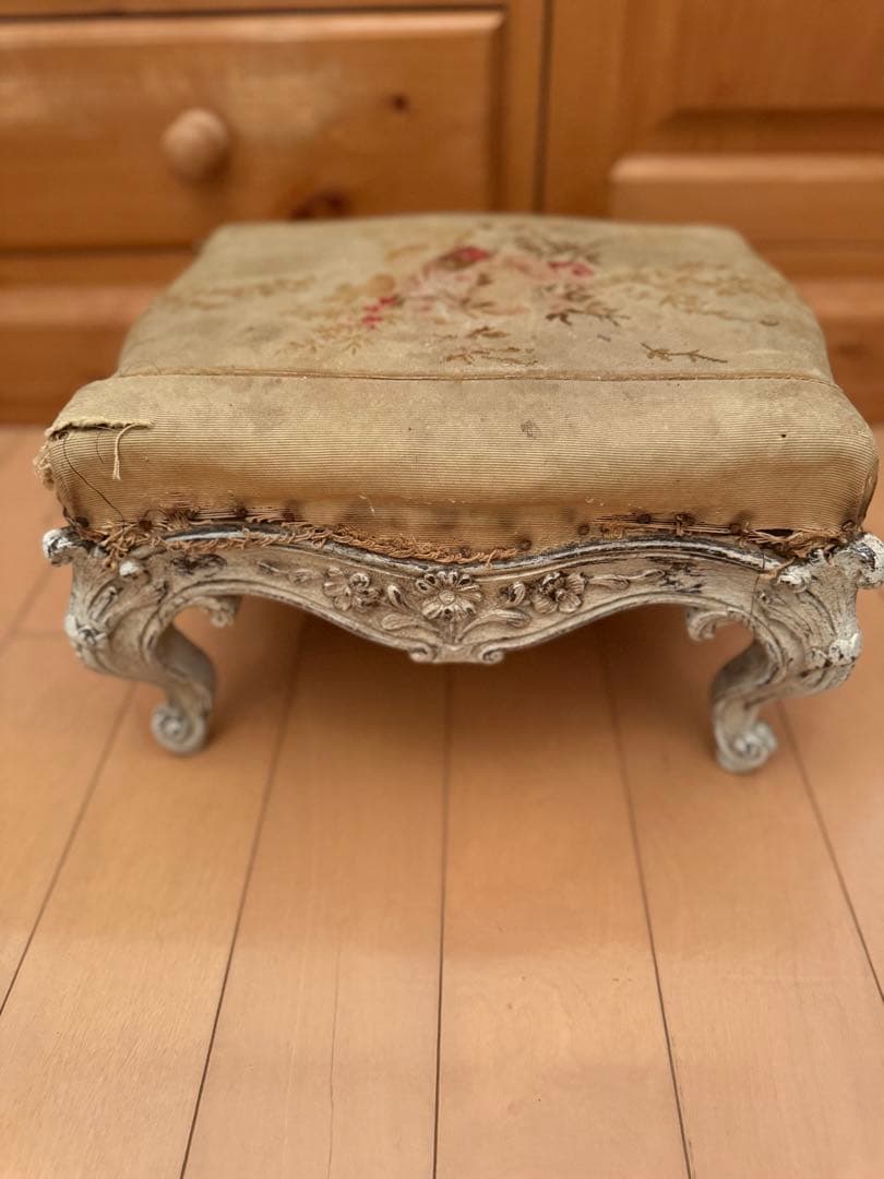 フランスアンティーク 花柄刺繍シャビーなフットスツールデコラティブ脚