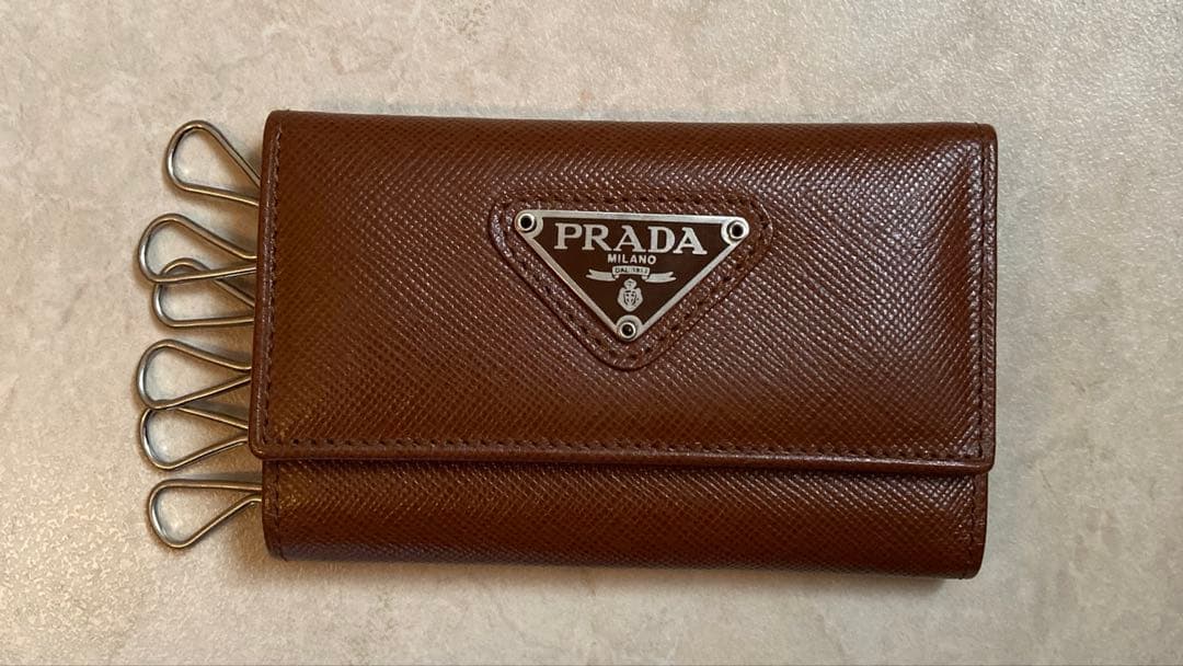 美品　PRADA プラダ 6連 キーケース レザー　サフィアーノ ブラウン