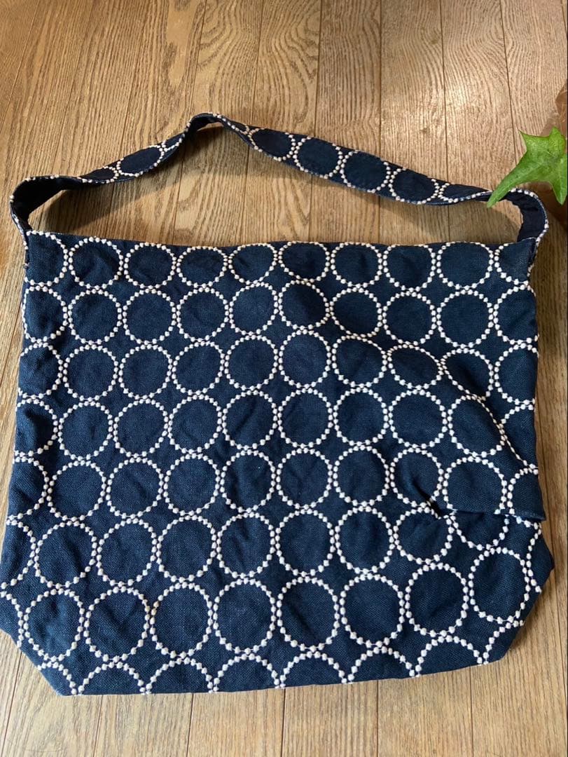 mina perhonen タンバリン　ボディバッグ大　定番　麻ネイビー