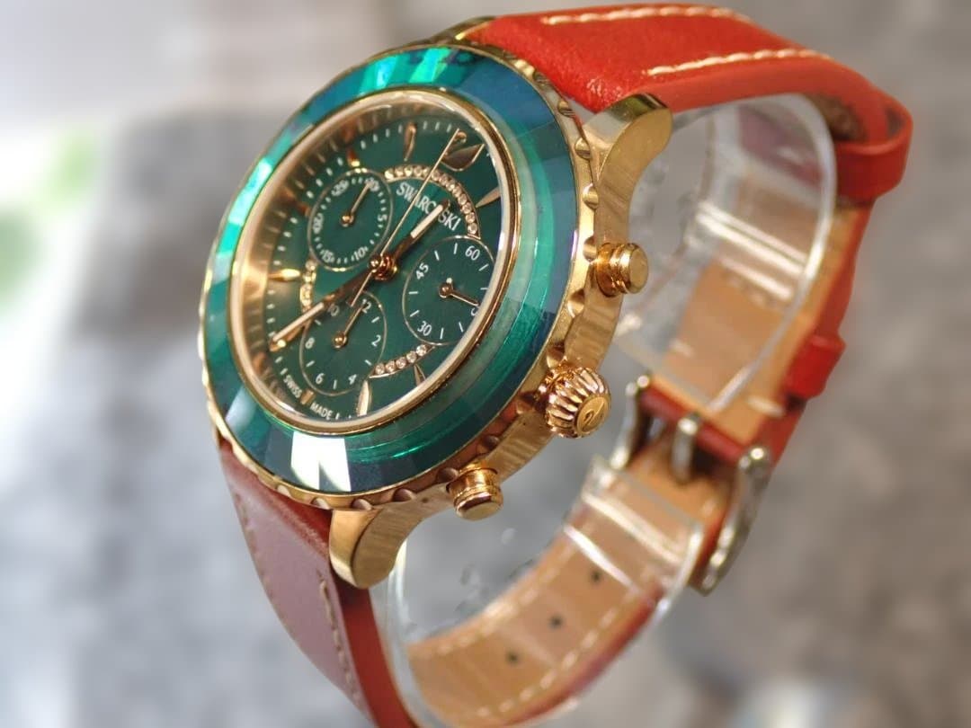 ●SWAROVSKI●グリーンフェイスクロノグラフ●赤のレザーベルト●美品稼 働