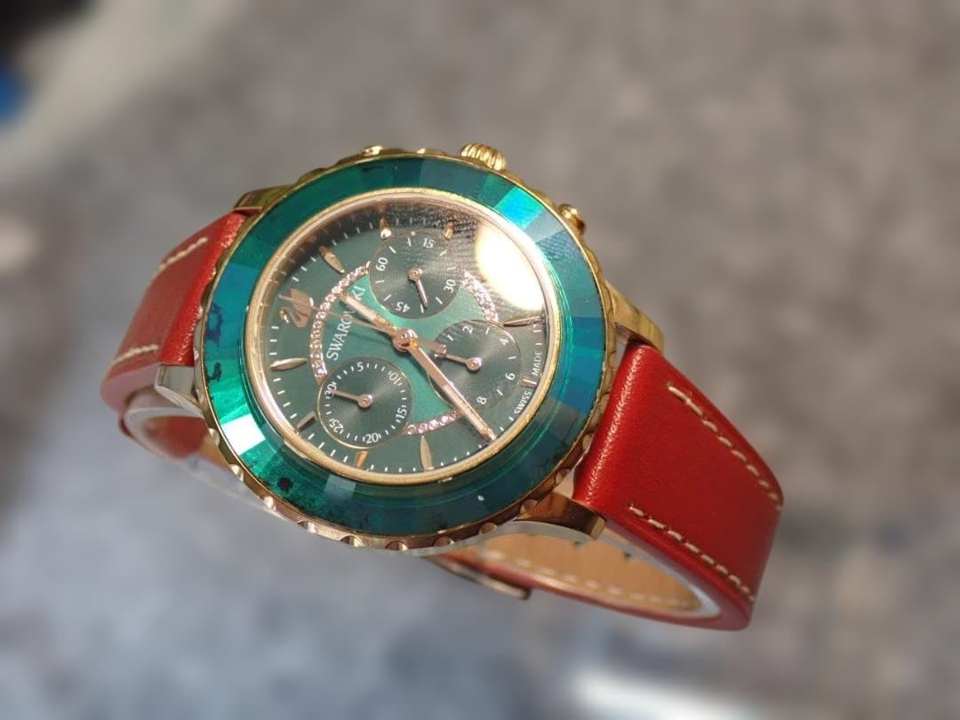 ●SWAROVSKI●グリーンフェイスクロノグラフ●赤のレザーベルト●美品稼 働