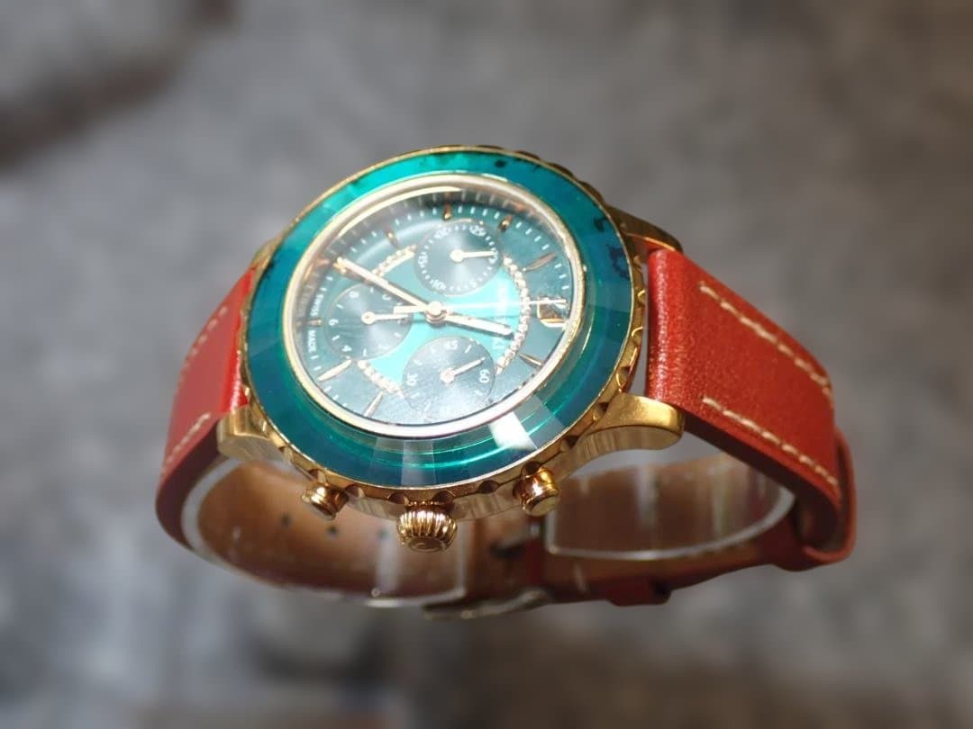 ●SWAROVSKI●グリーンフェイスクロノグラフ●赤のレザーベルト●美品稼 働