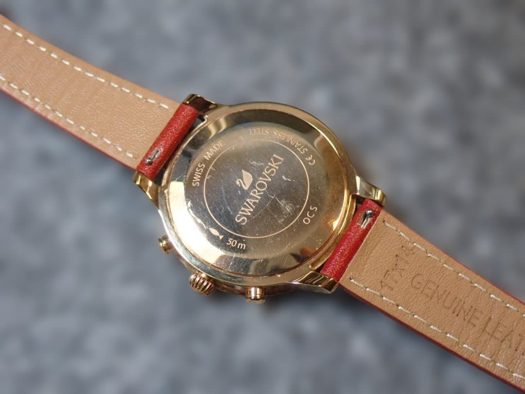 ●SWAROVSKI●グリーンフェイスクロノグラフ●赤のレザーベルト●美品稼 働