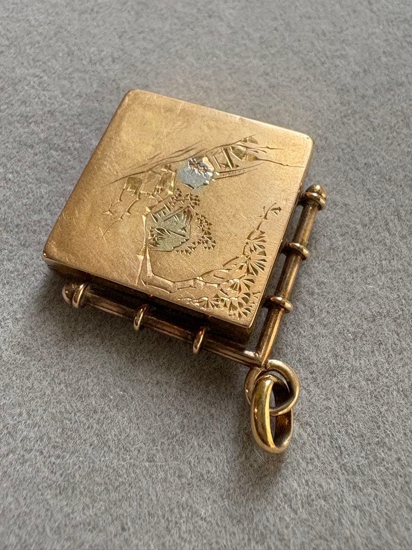 アンティーク　ヴィンテージ　K18陽刻　彫金　方位磁針　ロケット　ペンダント