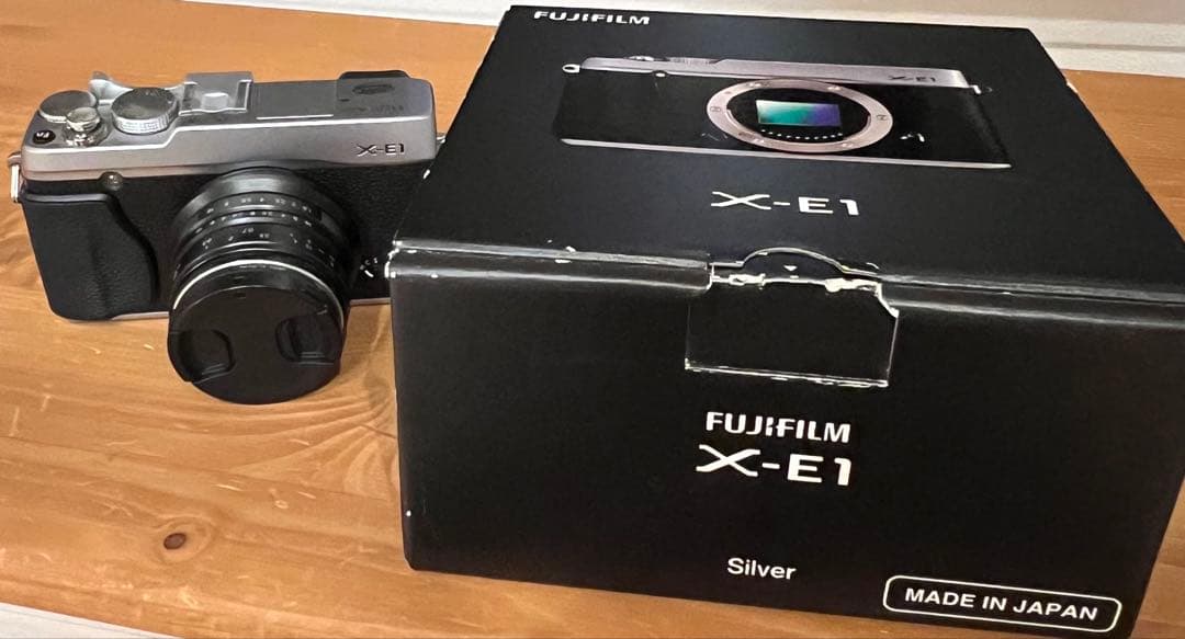 【箱付き美品】FUJIFILM X-E1 一眼レフカメラ　シルバー