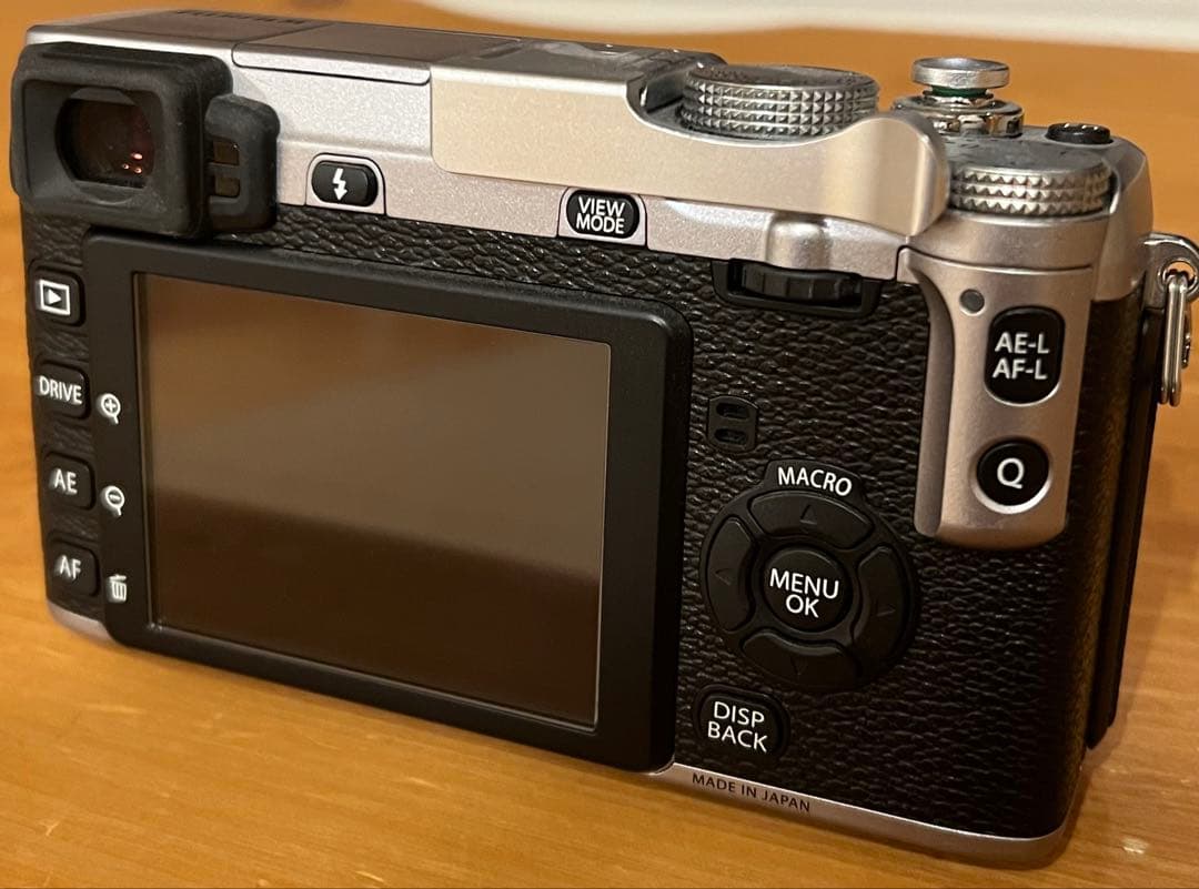 【箱付き美品】FUJIFILM X-E1 一眼レフカメラ　シルバー