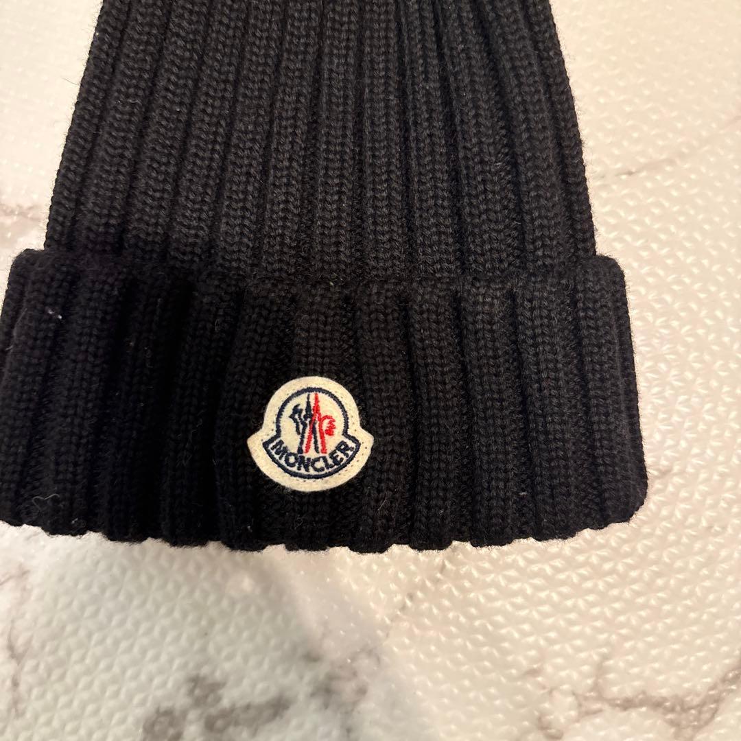 ち　　MONCLER ブラック ニット帽 ポンポン付き
