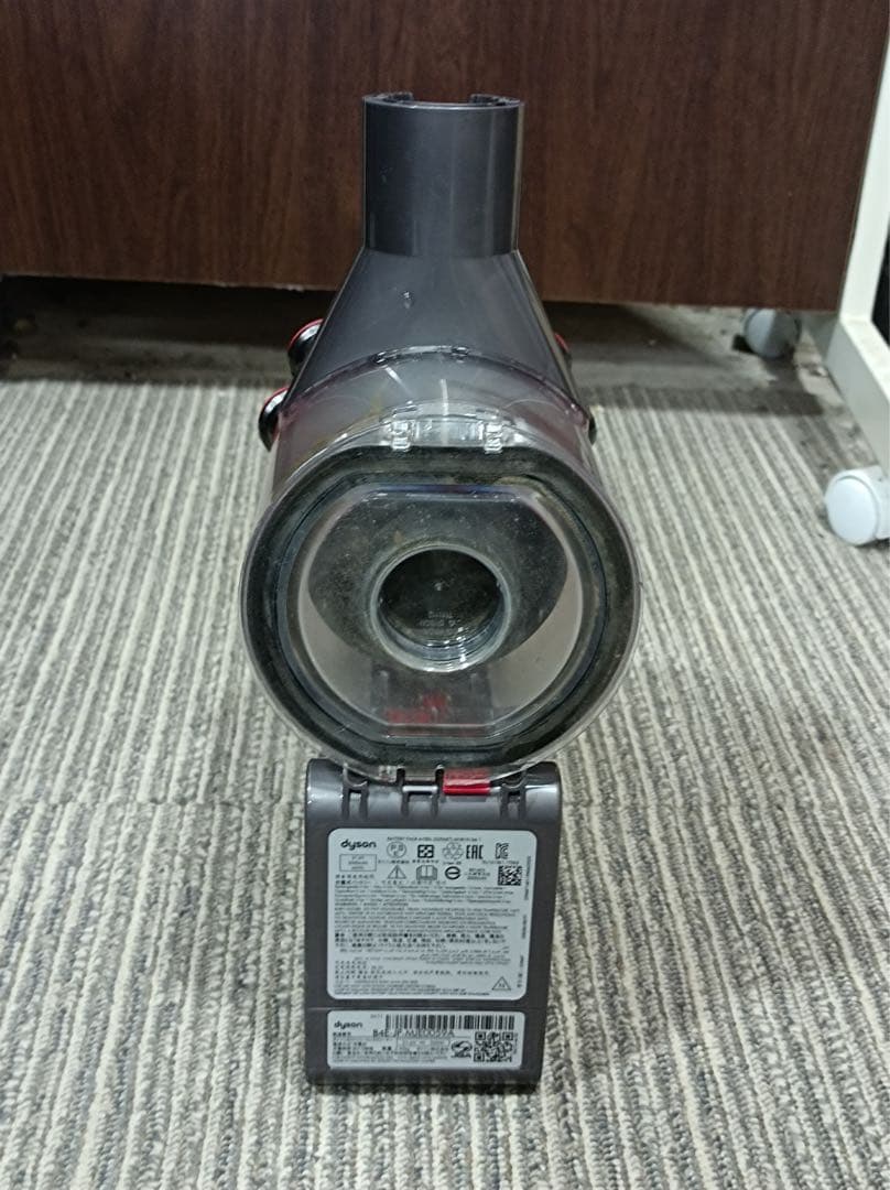 [八6461] ダイソン コードレスクリーナー SV11