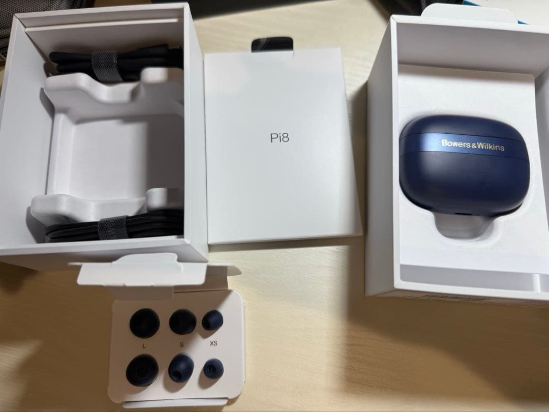 美品　Bowers & Wilkins ミッドナイト・ブルー Pi8/MB