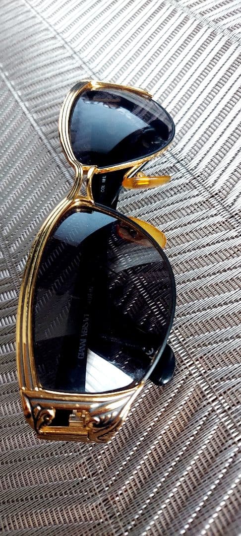 ジャンニ　ヴェルサーチ　ブラック　ゴールド　サングラス