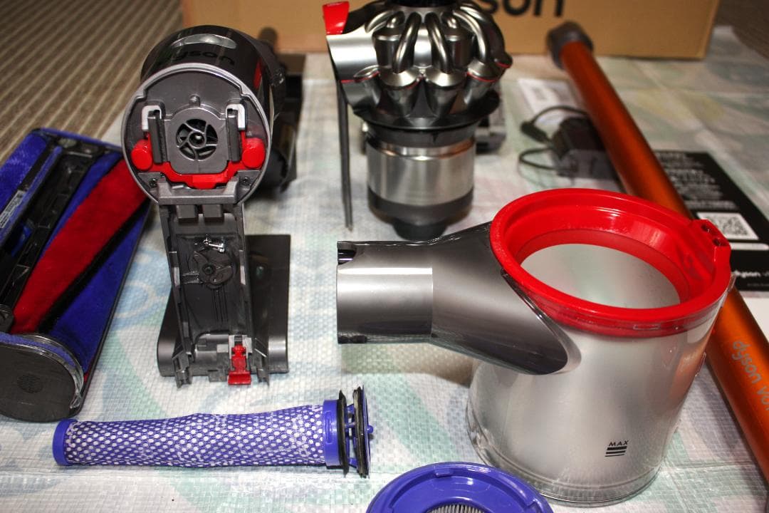 ダイソン Dyson V8 Fluffy スティッククリーナー 本体・付属品一式