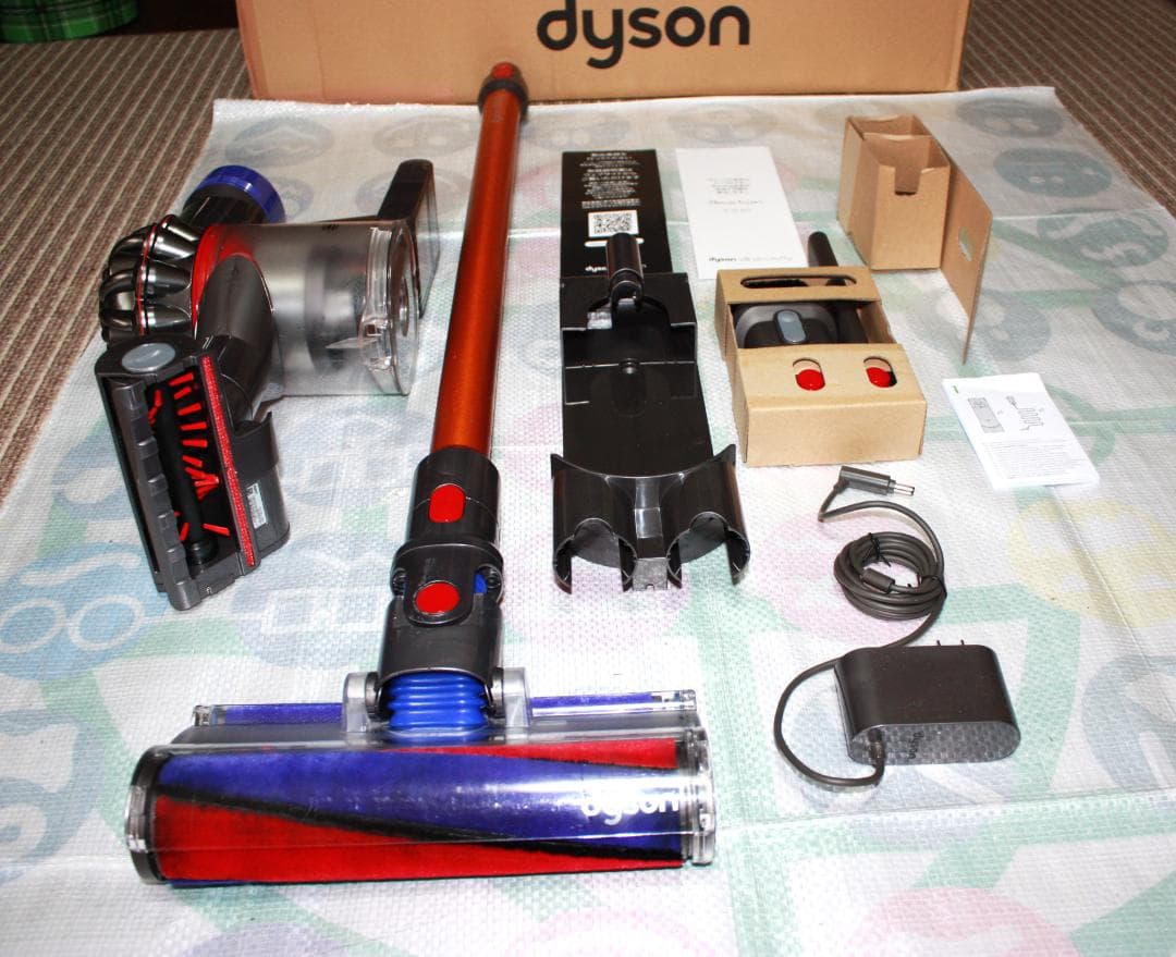 ダイソン Dyson V8 Fluffy スティッククリーナー 本体・付属品一式