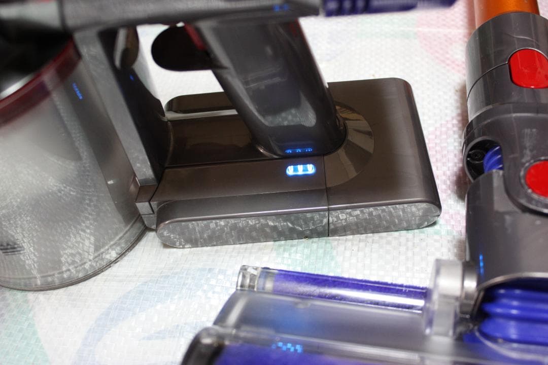 ダイソン Dyson V8 Fluffy スティッククリーナー 本体・付属品一式