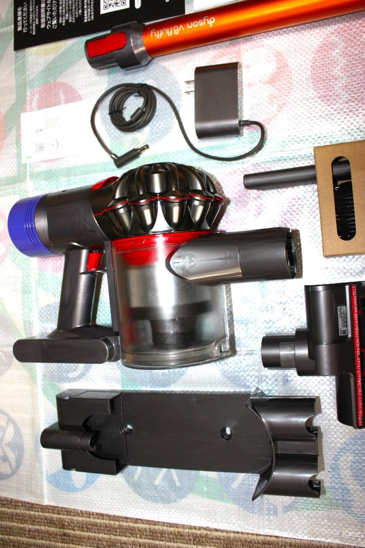ダイソン Dyson V8 Fluffy スティッククリーナー 本体・付属品一式