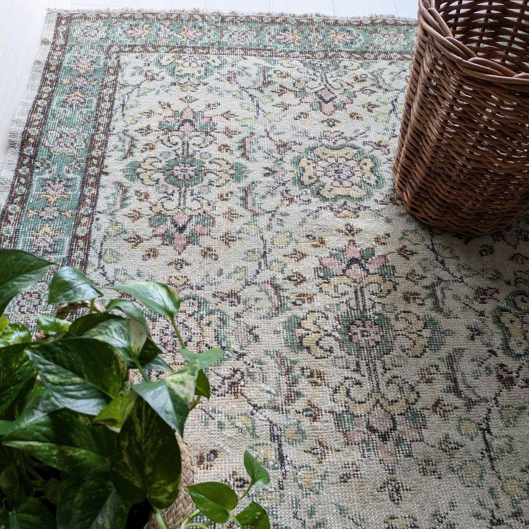 118×207 ベージュ×グリーン　花柄と縁取り　トルコヴィンテージラグ