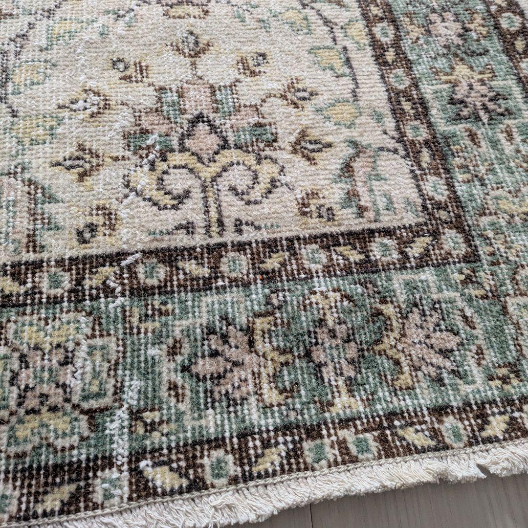 118×207 ベージュ×グリーン　花柄と縁取り　トルコヴィンテージラグ