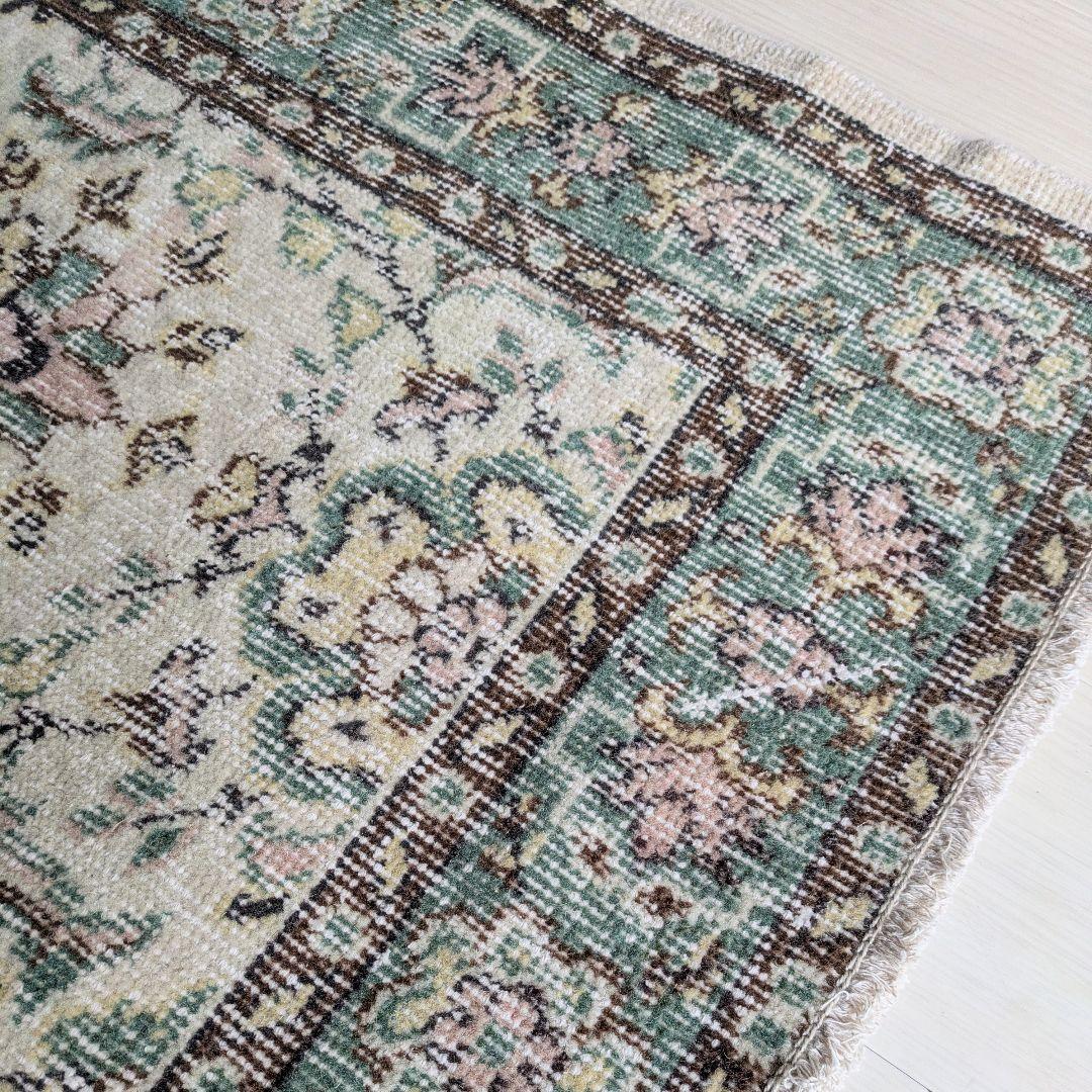 118×207 ベージュ×グリーン　花柄と縁取り　トルコヴィンテージラグ