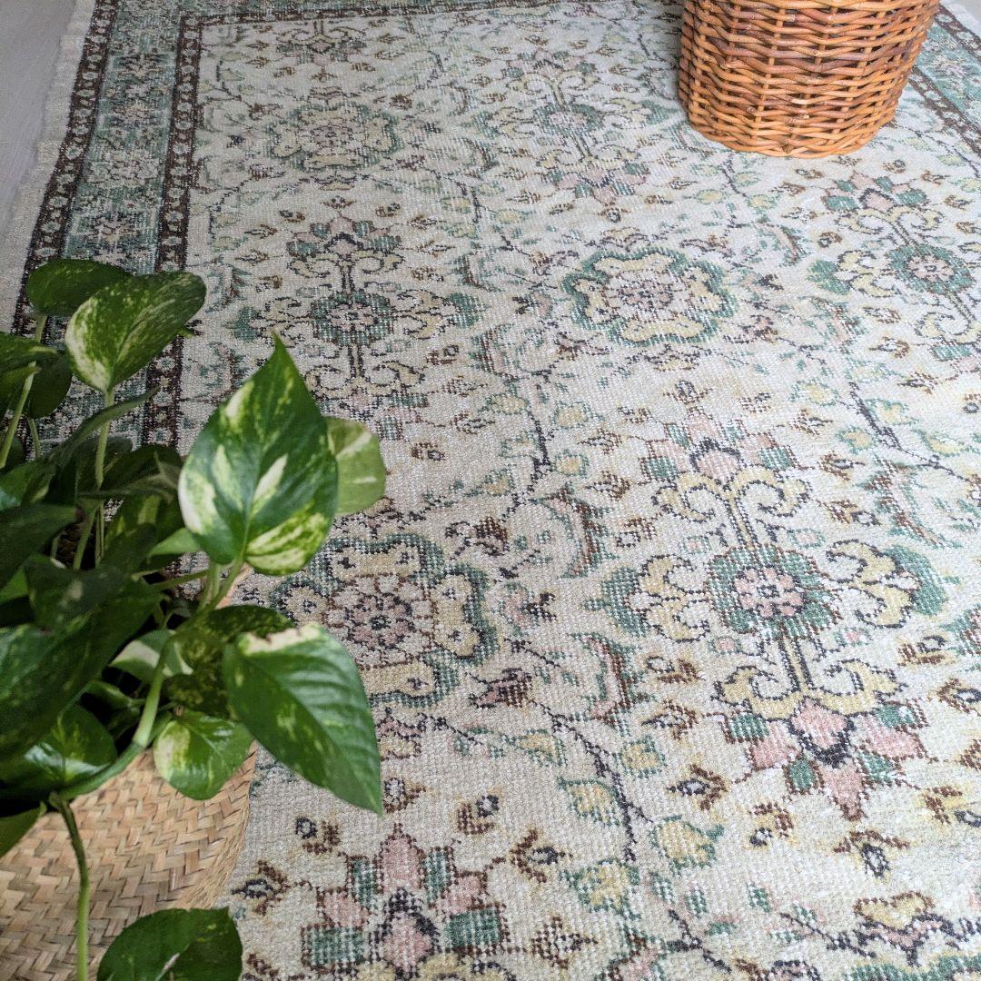 118×207 ベージュ×グリーン　花柄と縁取り　トルコヴィンテージラグ