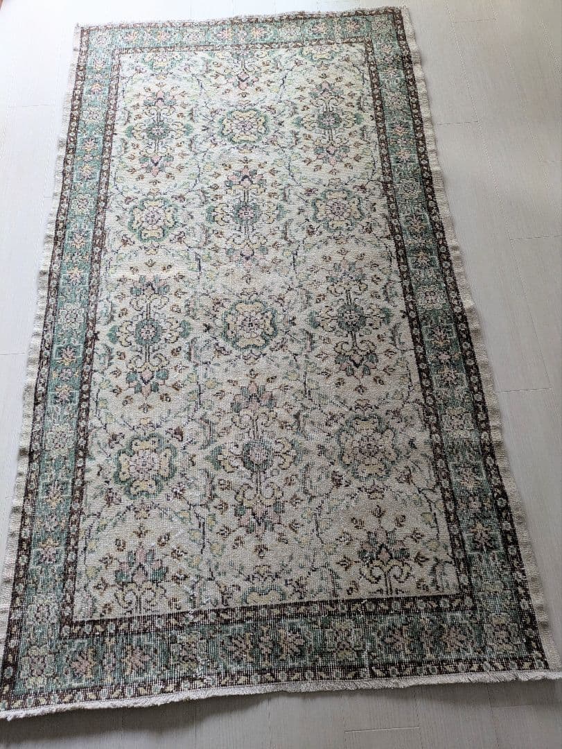 118×207 ベージュ×グリーン　花柄と縁取り　トルコヴィンテージラグ