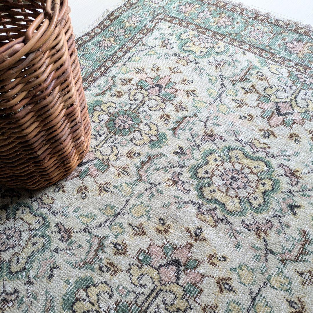 118×207 ベージュ×グリーン　花柄と縁取り　トルコヴィンテージラグ