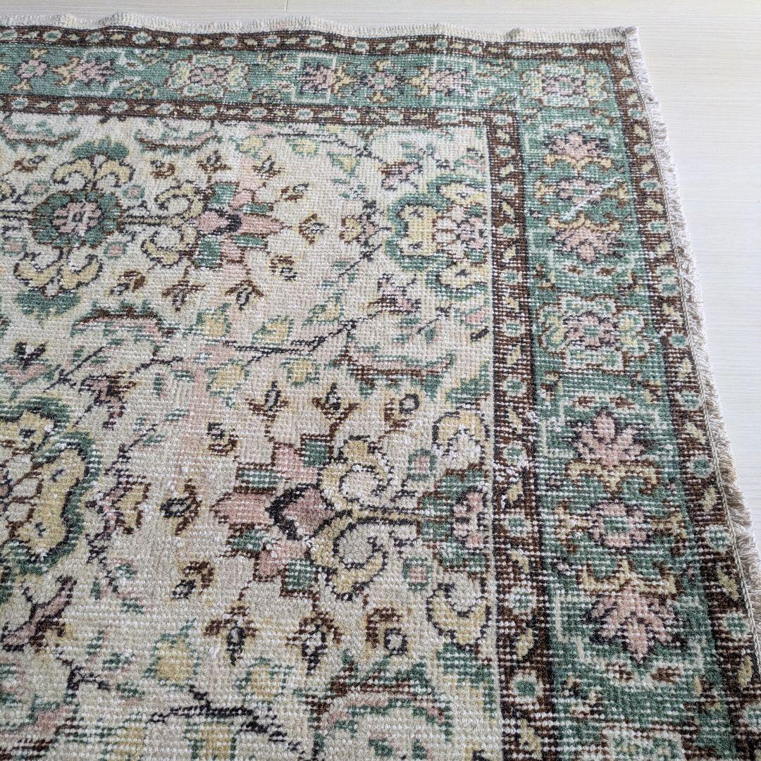 118×207 ベージュ×グリーン　花柄と縁取り　トルコヴィンテージラグ