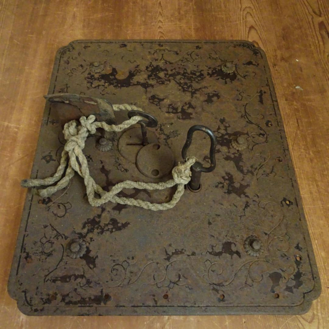 錆び鉄　古鉄　蔵 金具　鍵付き　アンティーク　古民具　オブジェ　土蔵の蔵戸の金具