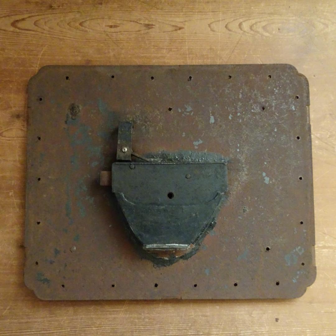 錆び鉄　古鉄　蔵 金具　鍵付き　アンティーク　古民具　オブジェ　土蔵の蔵戸の金具