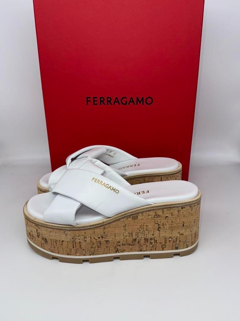 新品【サルバドーレフェラガモ】ホワイト クロスストラップ サンダル22〜23㎝