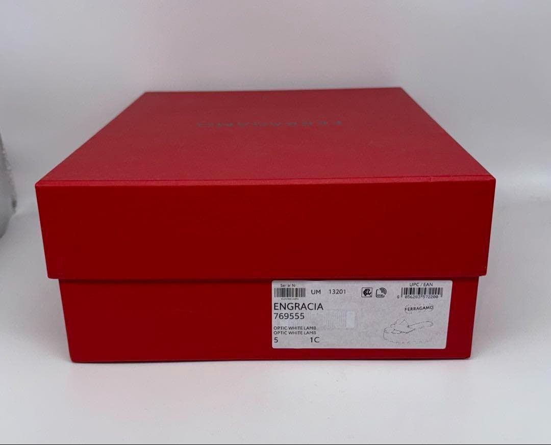 新品【サルバドーレフェラガモ】ホワイト クロスストラップ サンダル22〜23㎝