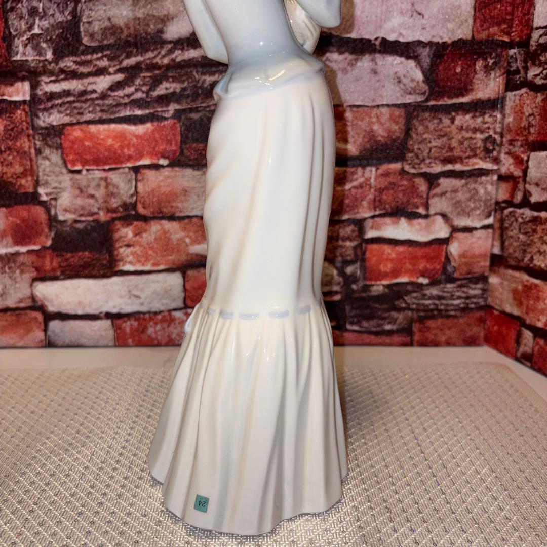 リヤドロ　犬を抱く貴婦人