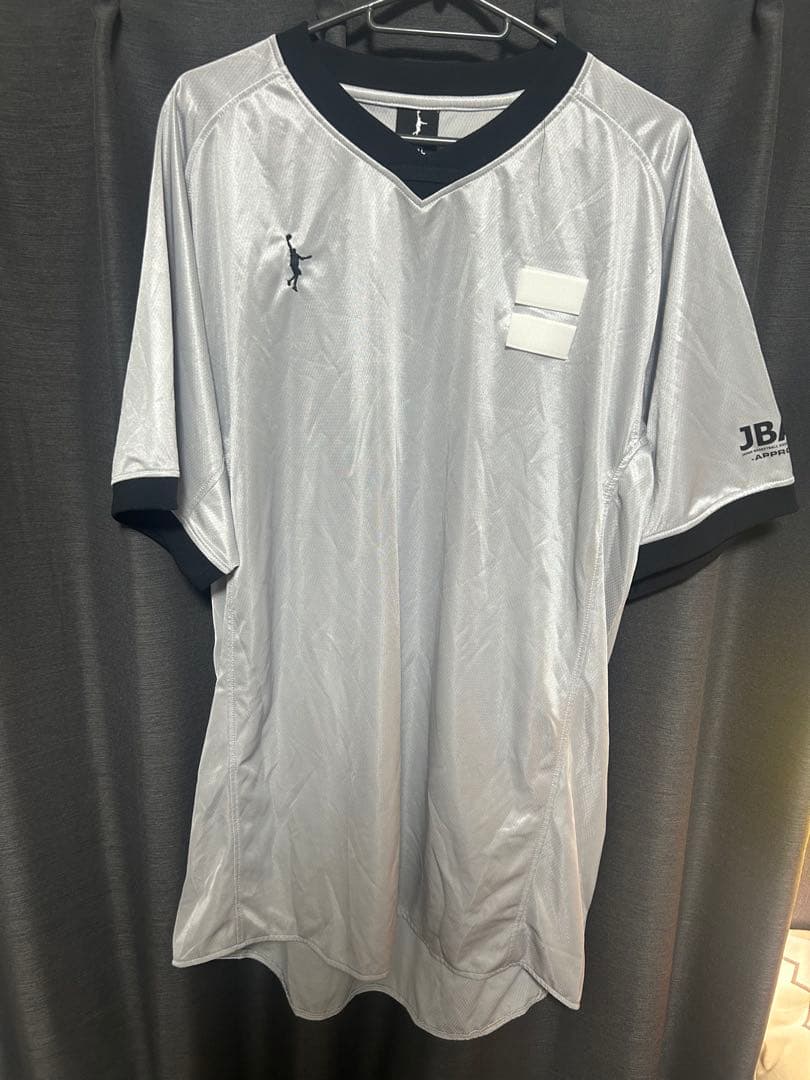 レミ バスケットボールウェア グレーTシャツとパンツ