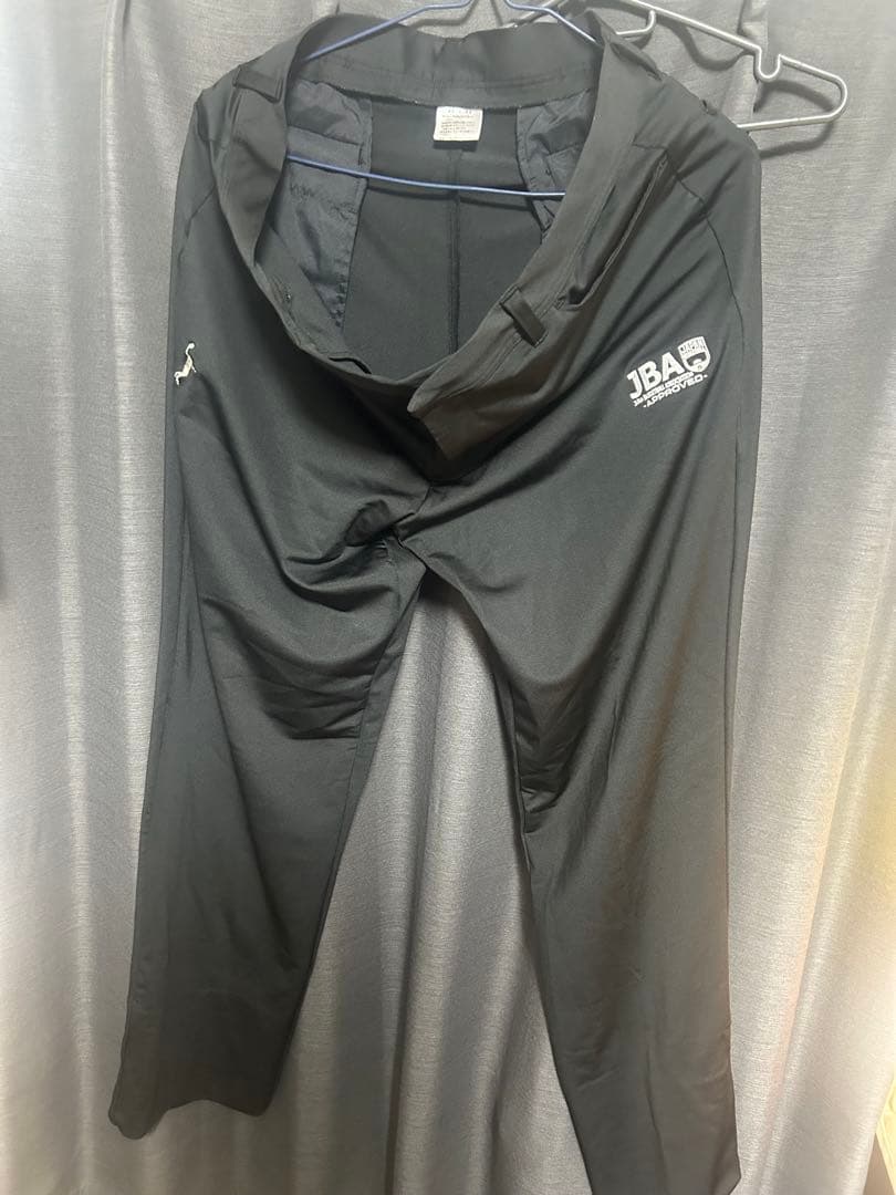 レミ バスケットボールウェア グレーTシャツとパンツ