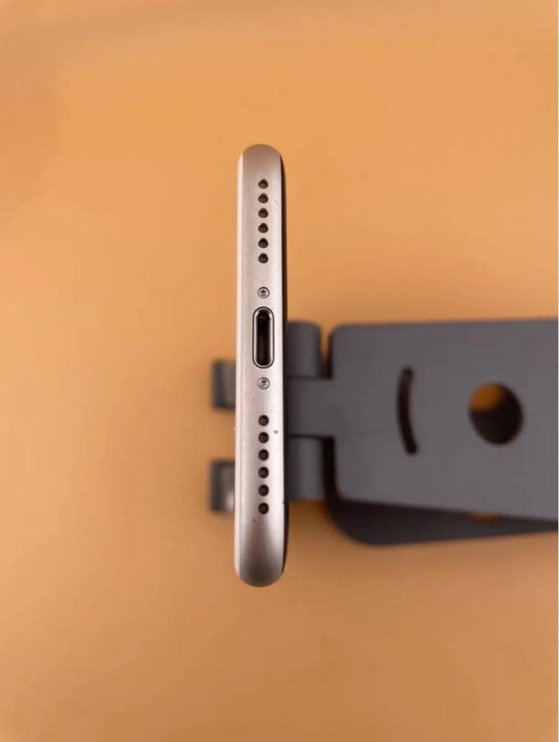 iPhone SE 2 ホワイト64GB SIMフリー　バッテリー100% 美品