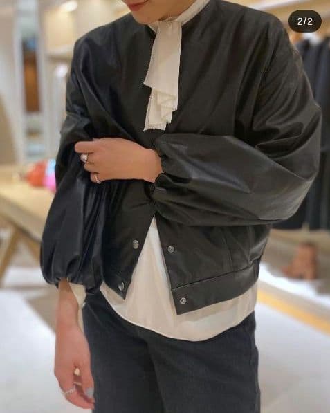 金子綾×TOMORROWLAND ウェットフェイクレザー パフスリーブブルゾン