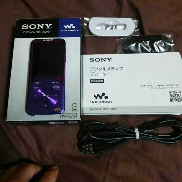 イヤホンは付いておりません。