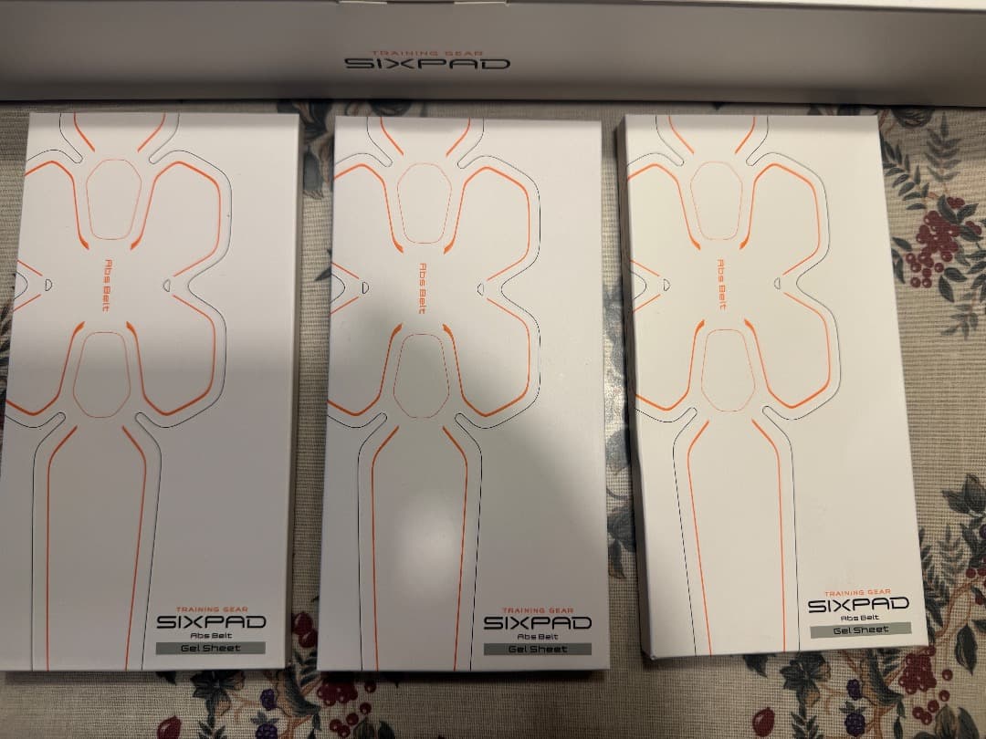 SIXPAD アブズベルト+純正アブズベルトジェル未使用３個をつけてのセットです