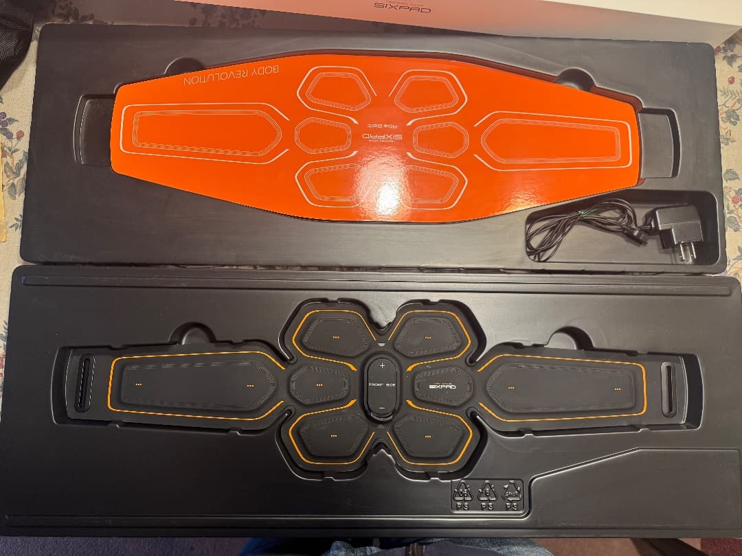 SIXPAD アブズベルト+純正アブズベルトジェル未使用３個をつけてのセットです