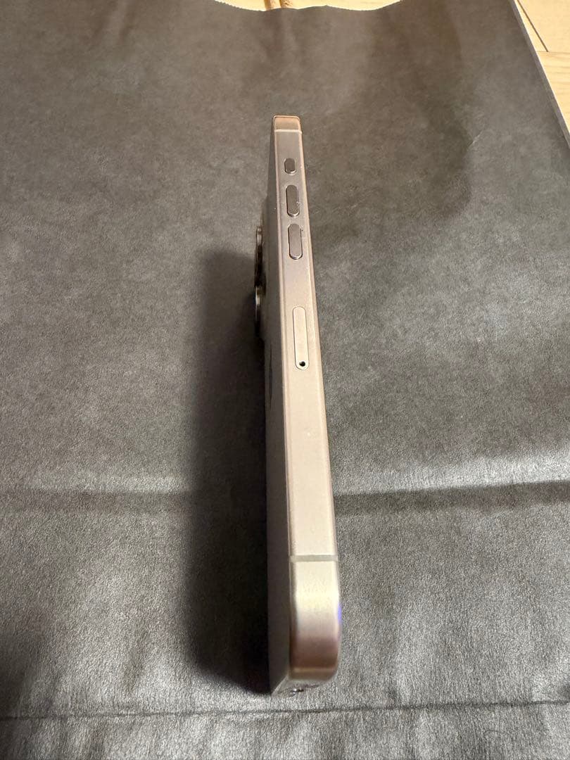 iPhone 15pro チタン　256GB