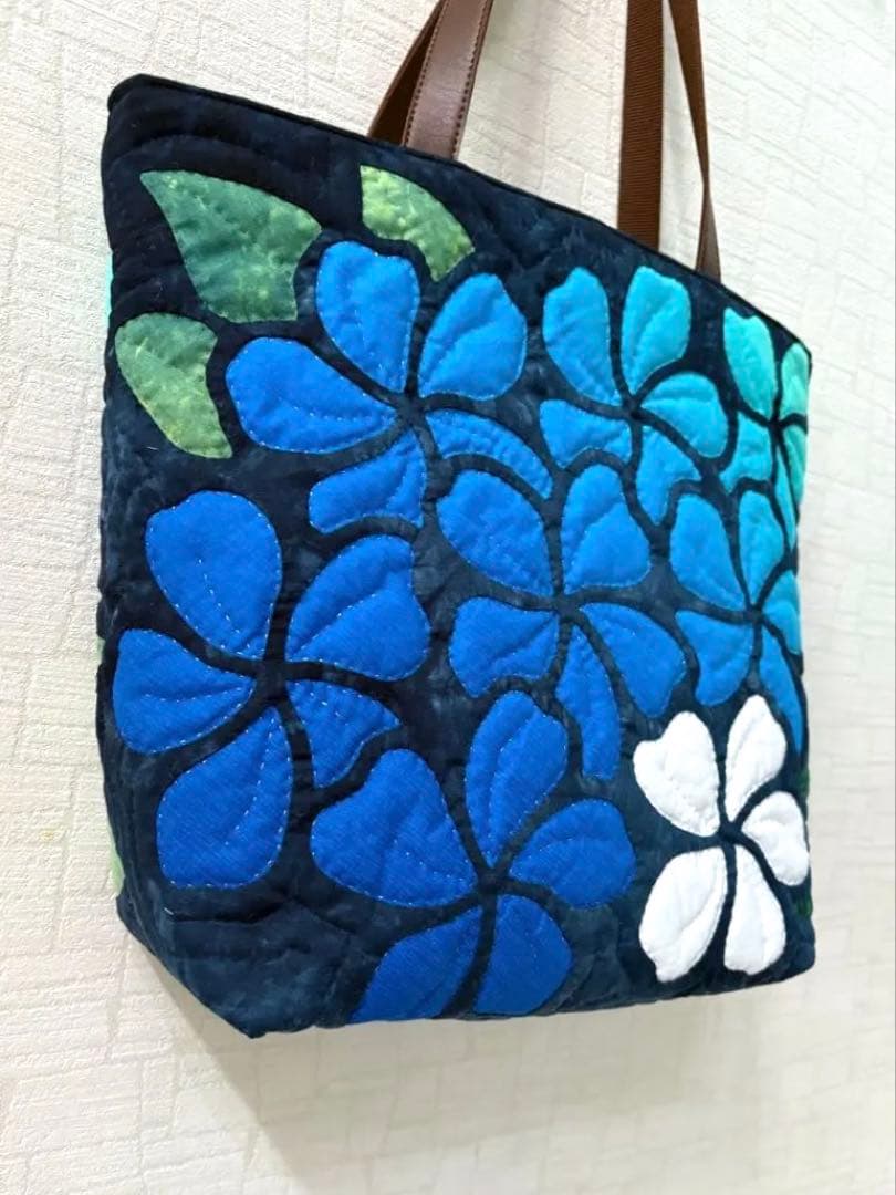 ハワイアンキルトトートバッグ　紺　　グラデーション　プルメリア