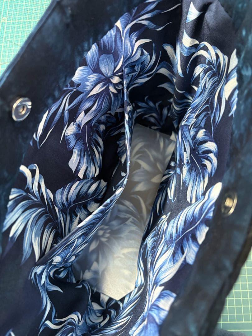 ハワイアンキルトトートバッグ　紺　　グラデーション　プルメリア