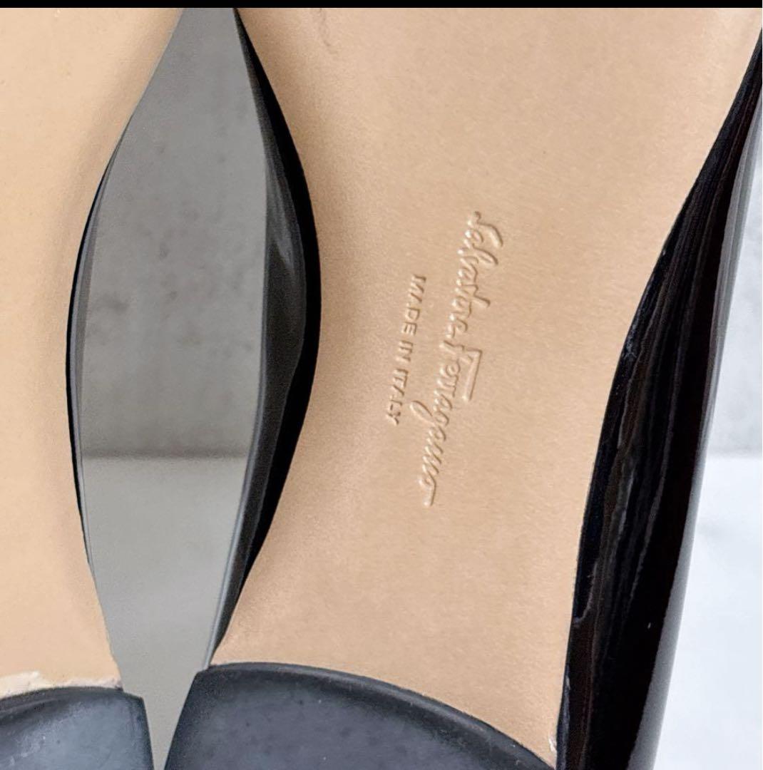 未使用品フェラガモ ヴァリナ バレエシューズ ヴァラ リボン エナメル ブラック