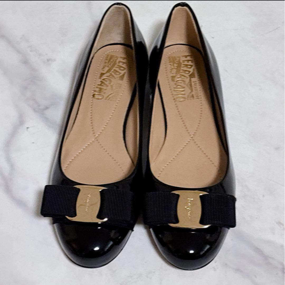未使用品フェラガモ ヴァリナ バレエシューズ ヴァラ リボン エナメル ブラック