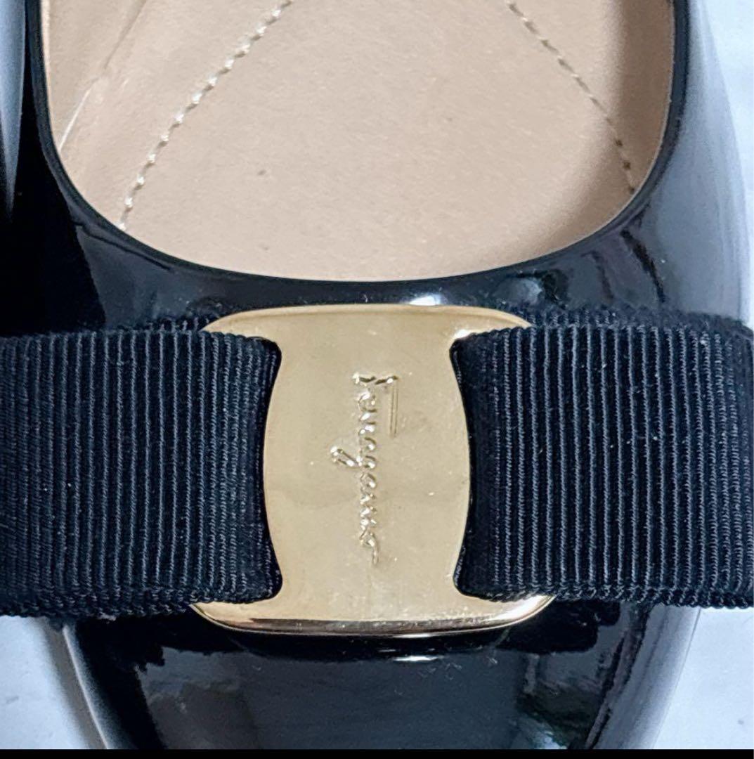 未使用品フェラガモ ヴァリナ バレエシューズ ヴァラ リボン エナメル ブラック