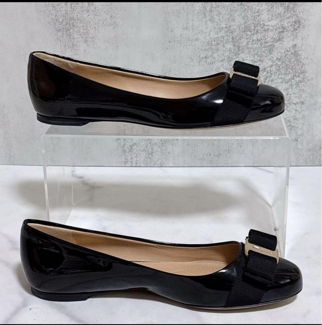 未使用品フェラガモ ヴァリナ バレエシューズ ヴァラ リボン エナメル ブラック