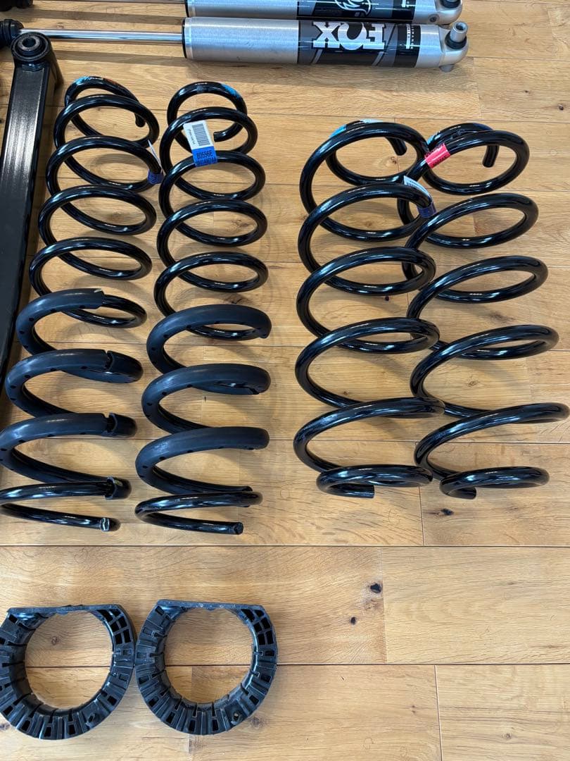 ゆっぴーラングラーJL2.0右　モパー純正2インチリフトアップキットFOX