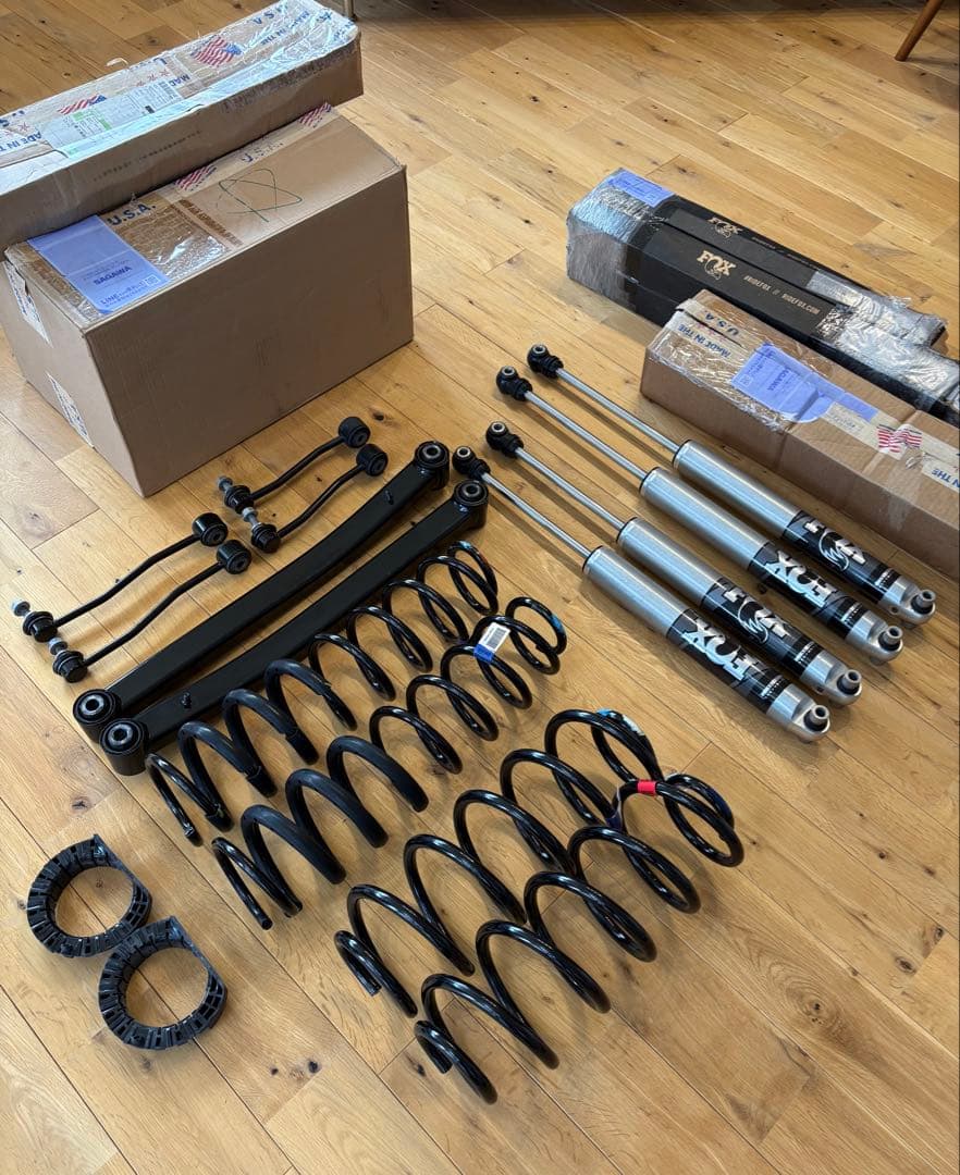 ゆっぴーラングラーJL2.0右　モパー純正2インチリフトアップキットFOX